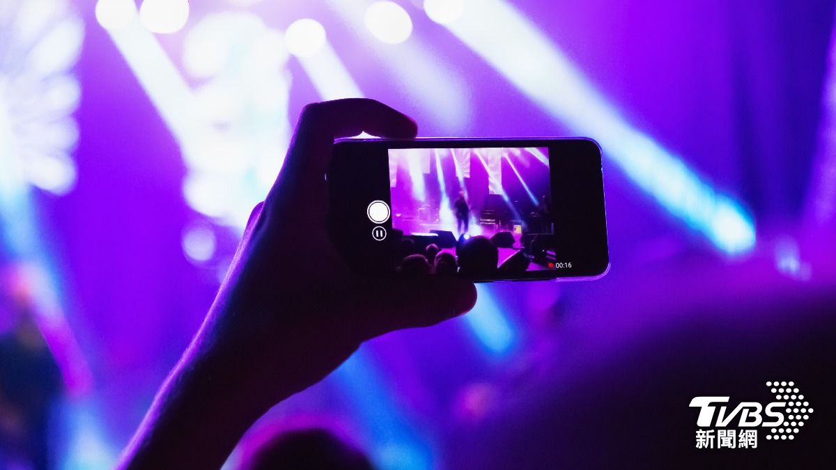 傳出有韓國男偶像的爸爸設局投資詐騙。（示意圖／shutterstock）