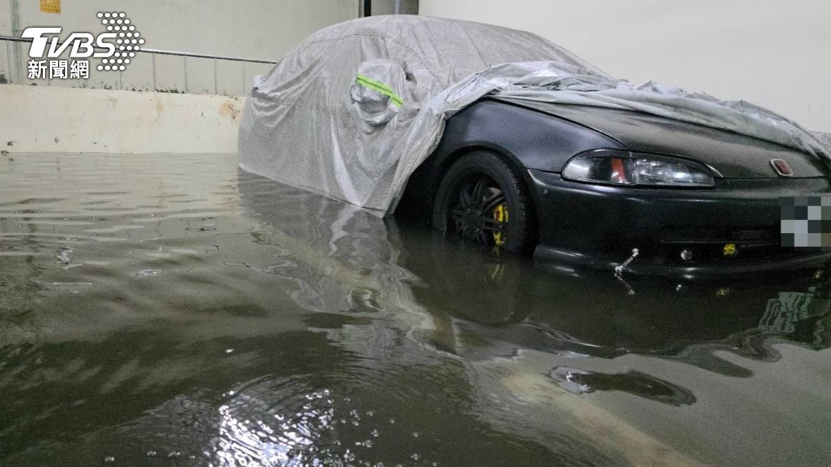 愛車泡在水裡。（圖／江和樹提供）