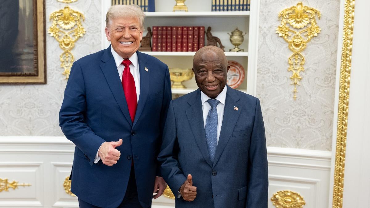 美國總統川普（左）與賴比瑞亞總統博阿凱（右）。（圖／翻攝自X@WhiteHouse）