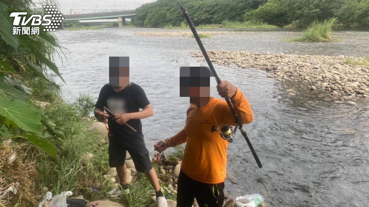 近日遭遇暴雨襲擊的台中市，有移工逗留在列為警示區的溪流釣魚。（圖／TVBS）