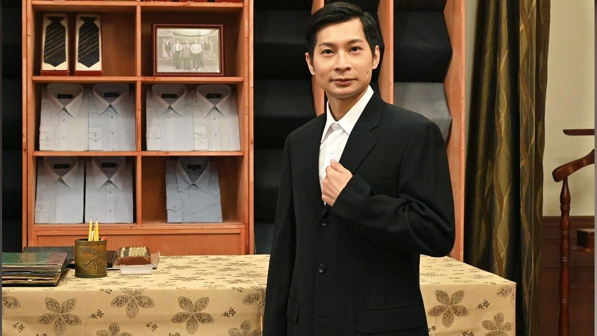 逸祥在《寶島西米樂》訂製西裝，準備迎娶美嬌娘。（圖／台視提供）
