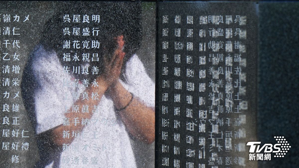 美軍與日軍沖繩戰役，戰後80年沖繩居民悼念二戰死者。（圖／達志影像美聯社）