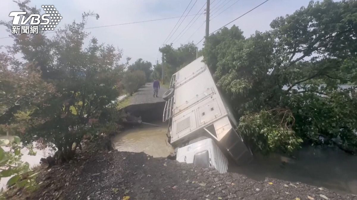 連日大雨襲台！彰化3.5米天坑吞車　台中一處路基遭掏空搶修中