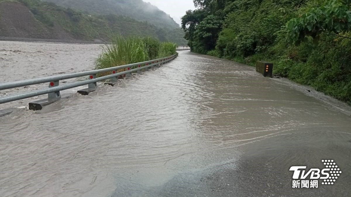 高雄山區暴雨「土石流紅色警戒」　荖濃溪暴漲阻斷道路