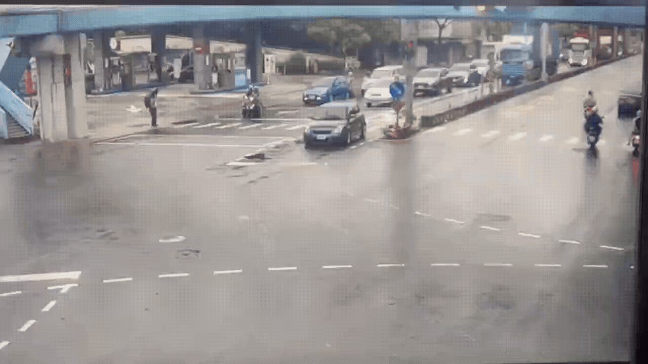 有片／疑操作不當！大貨車過彎「失控側翻」栽進店家