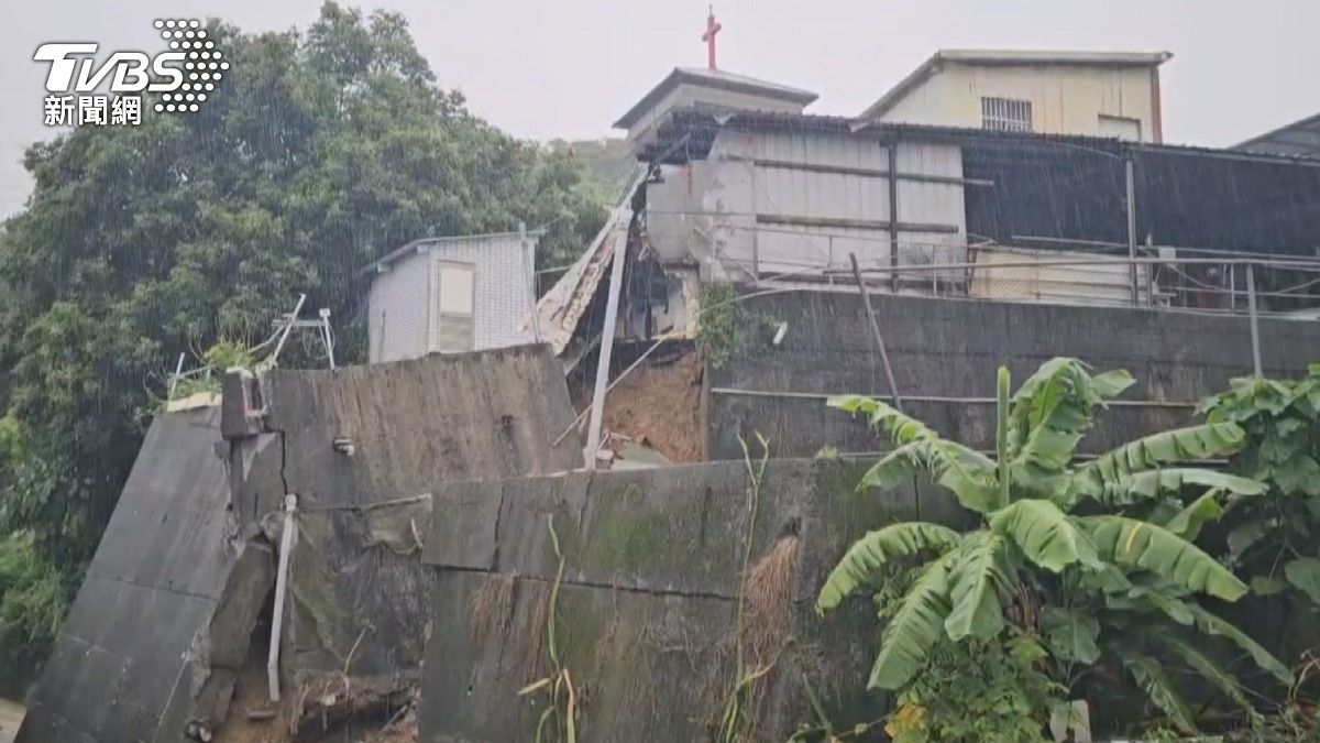 擋土牆崩塌！教會下民宅「搖搖欲墜」　近百年古厝也被吹毀