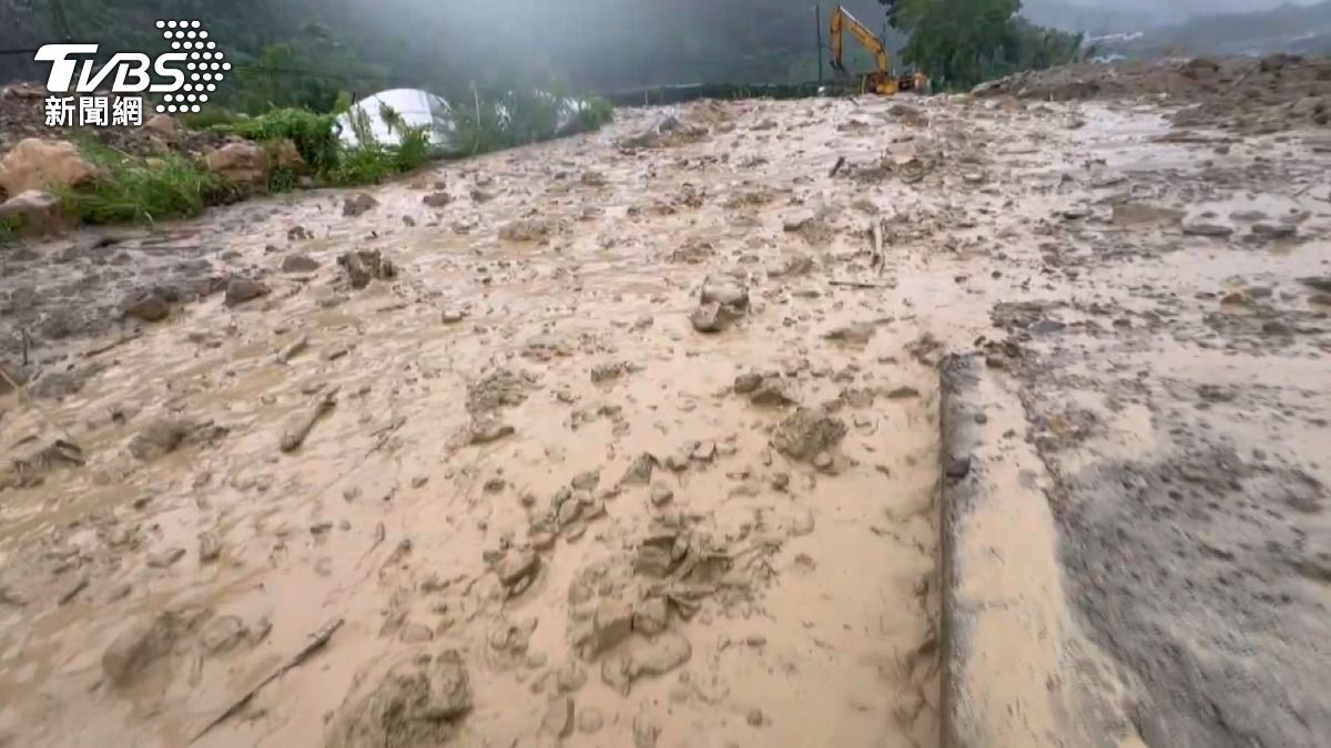 水里信義交界爆土石流！「路面全淹沒」3校停課　村民已預防性撤離