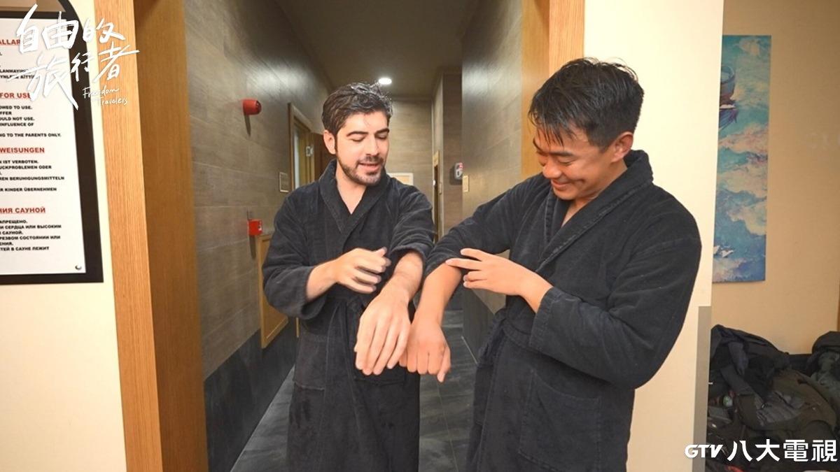 融融（右）與圖佳體驗傳統搓澡洗浴，開玩笑稱皮膚脫了一層皮。（圖／八大提供）