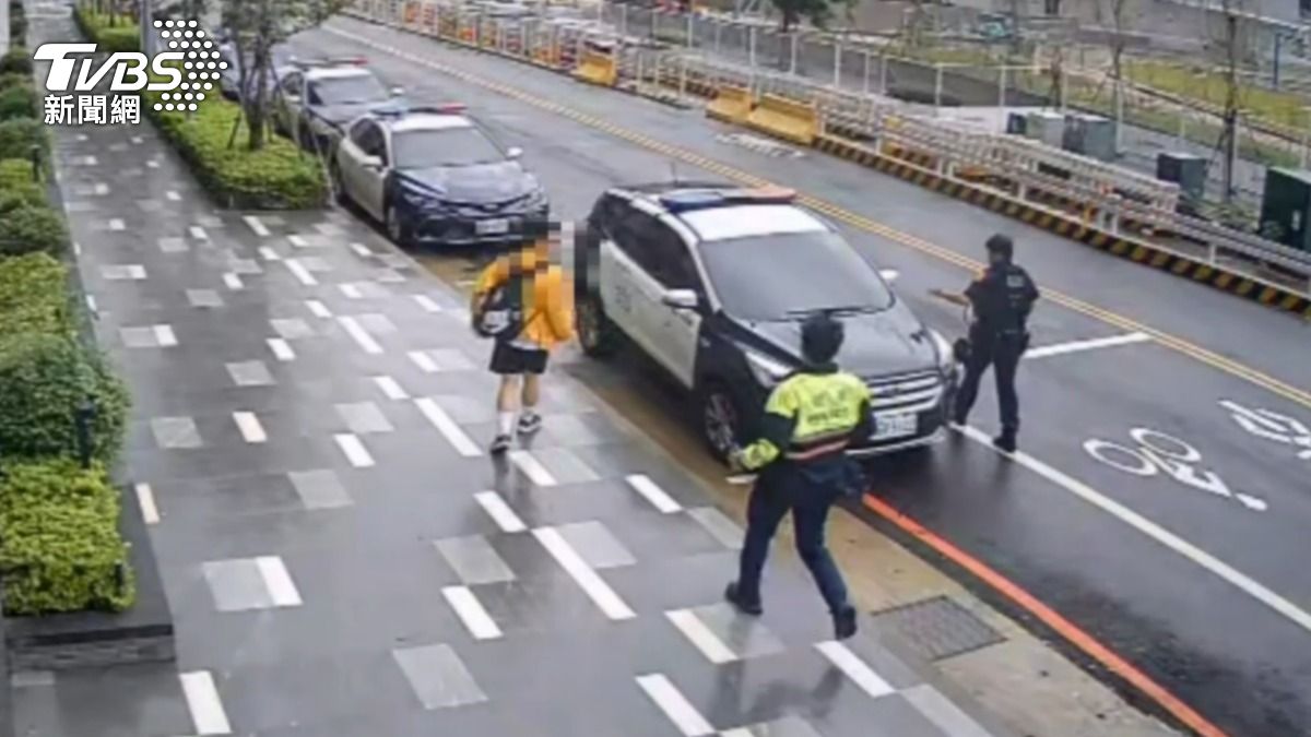 警方瞭解到事發原因後，立即開車護送考生。（圖／TVBS）