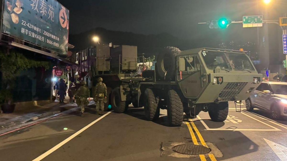 一輛愛國者飛彈發射車昨晚行經新店安坑時，不慎卡進路邊店家遮雨棚。（圖／民眾提供）