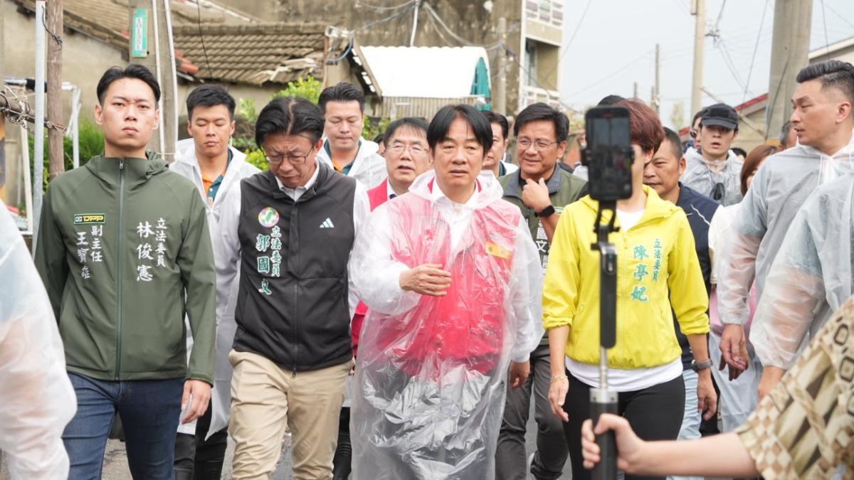 民進黨立委郭國文貼出與總統賴清德前往勘災的照片，民進黨立委陳亭妃的臉卻巧妙被遮擋。（圖／翻攝自郭國文臉書）
