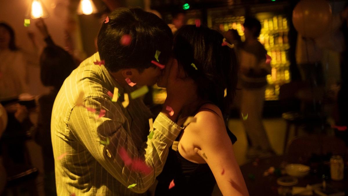 丁寧與老公一起收看，與劉書宏的吻戲。（圖／公視台語台、華視提供）