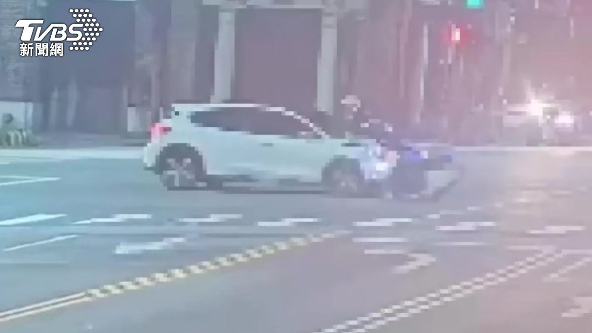 警員遭撞擊目前仍在加護病房治療，接下三天為關鍵期。（圖／TVBS）