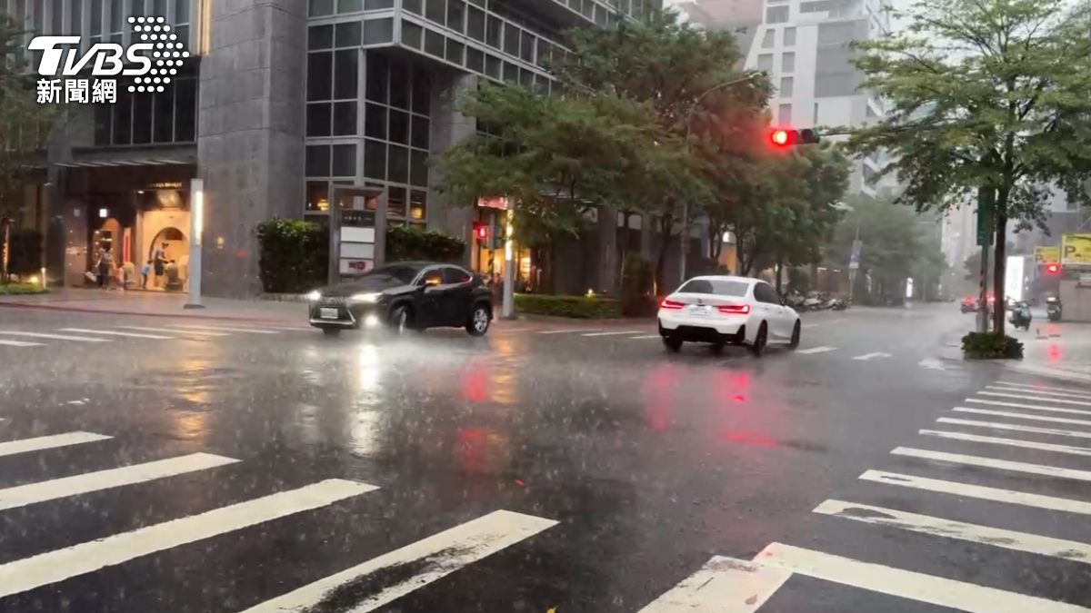 又要變天！「全台一片藍」炸雷雨　下週恐新颱風靠近