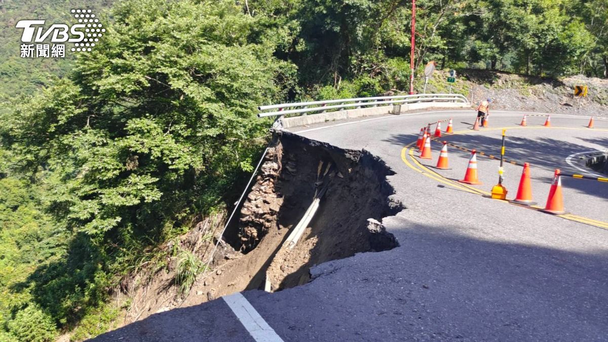 台14線南投仁愛鄉霧社上山路段77k處，今（13）日上午發生一起路基無預警崩塌。（圖／TVBS）