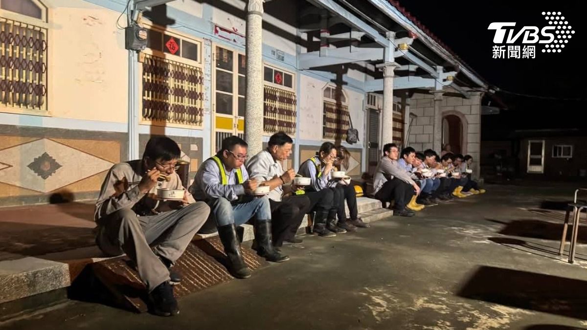 台灣電力工會表示照片不是擺拍，全為員工真實記錄，駁斥產業工會說法。（台電提供）