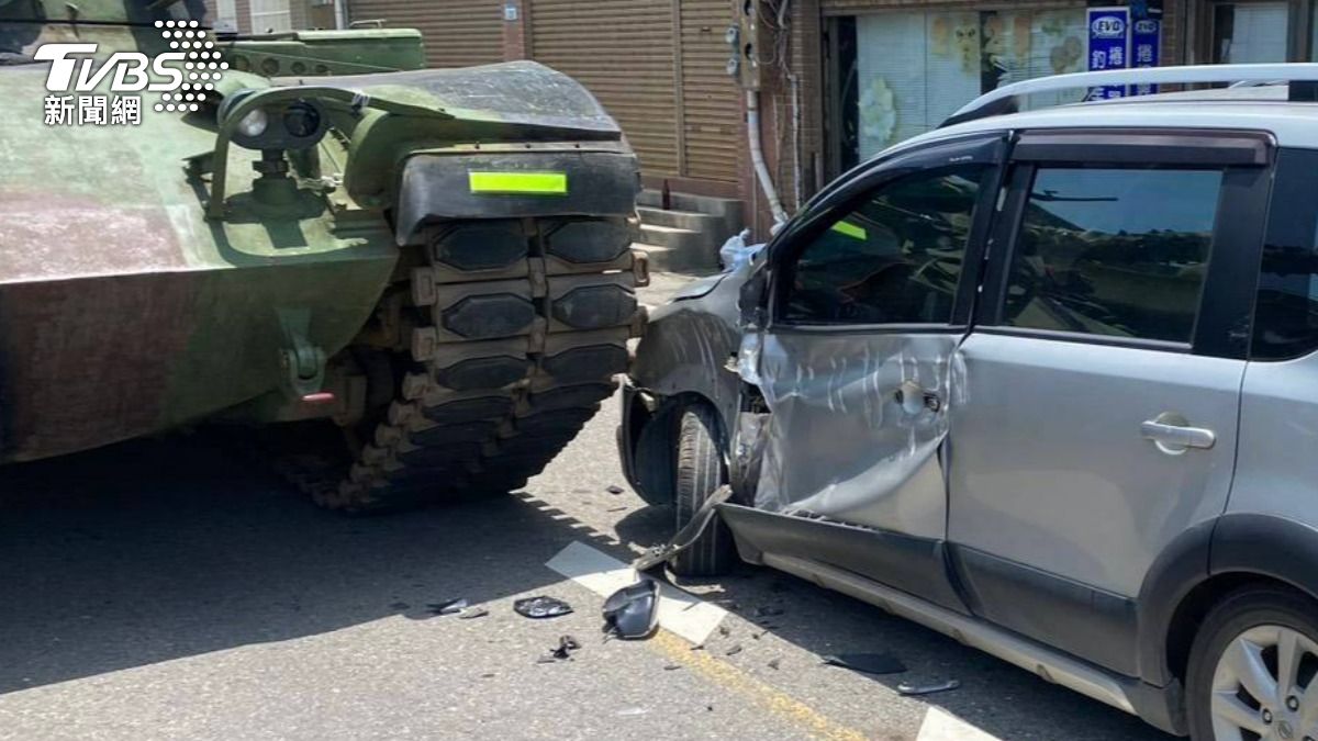 漢光演習又出事　陸軍戰車跨越分向線撞小客車