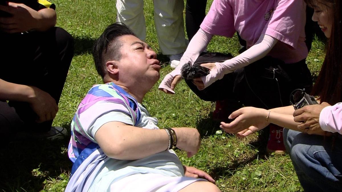 董至成因被吐口水大罵。（圖／民視提供）