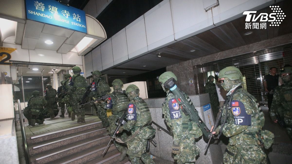 憲兵指揮部於凌晨與台北捷運、維安特勤隊合作執行「物資轉用」科目，運用捷運等地下化設施進行兵力調度演練。（圖／陳冠宇攝）