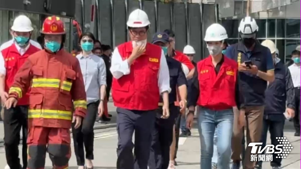 高雄市長陳其邁得知後取消原訂行程並趕往火警現場坐鎮。（圖／TVBS）