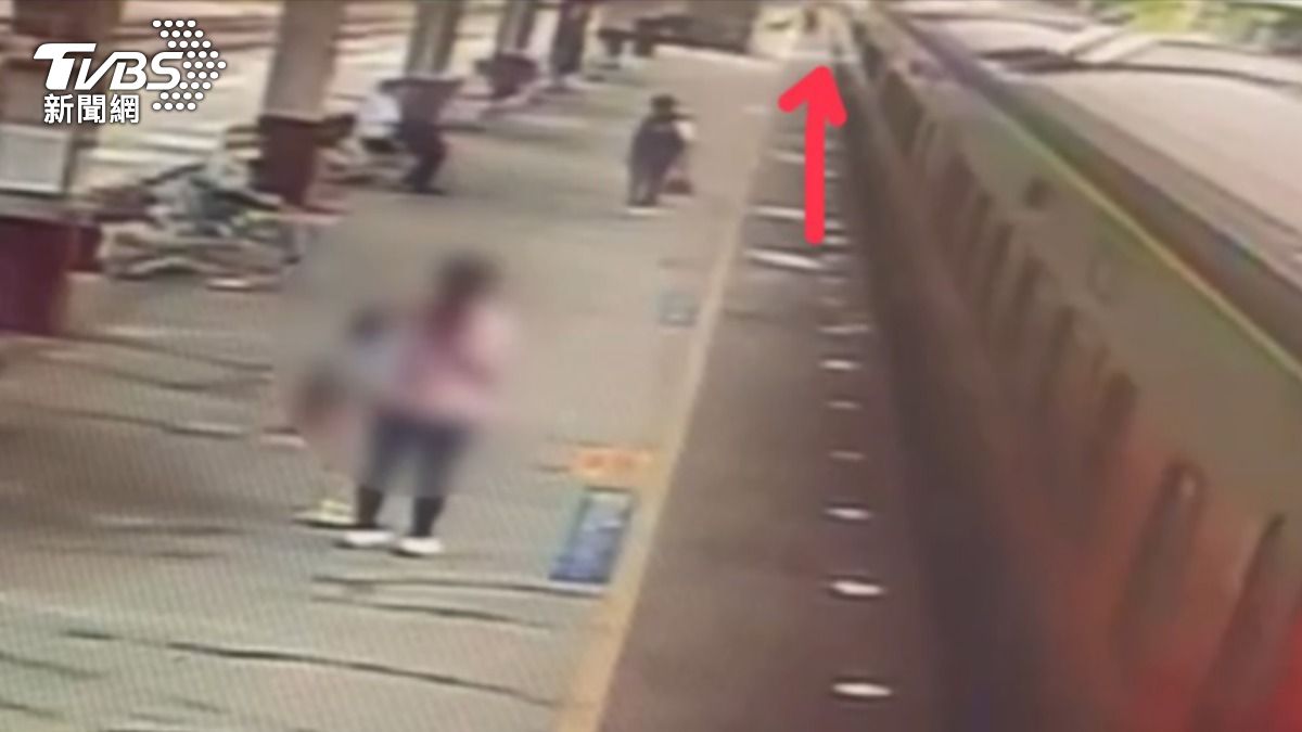 成龍是你？乘客攀自強號車廂　卡夾縫「樹林搭到板橋」