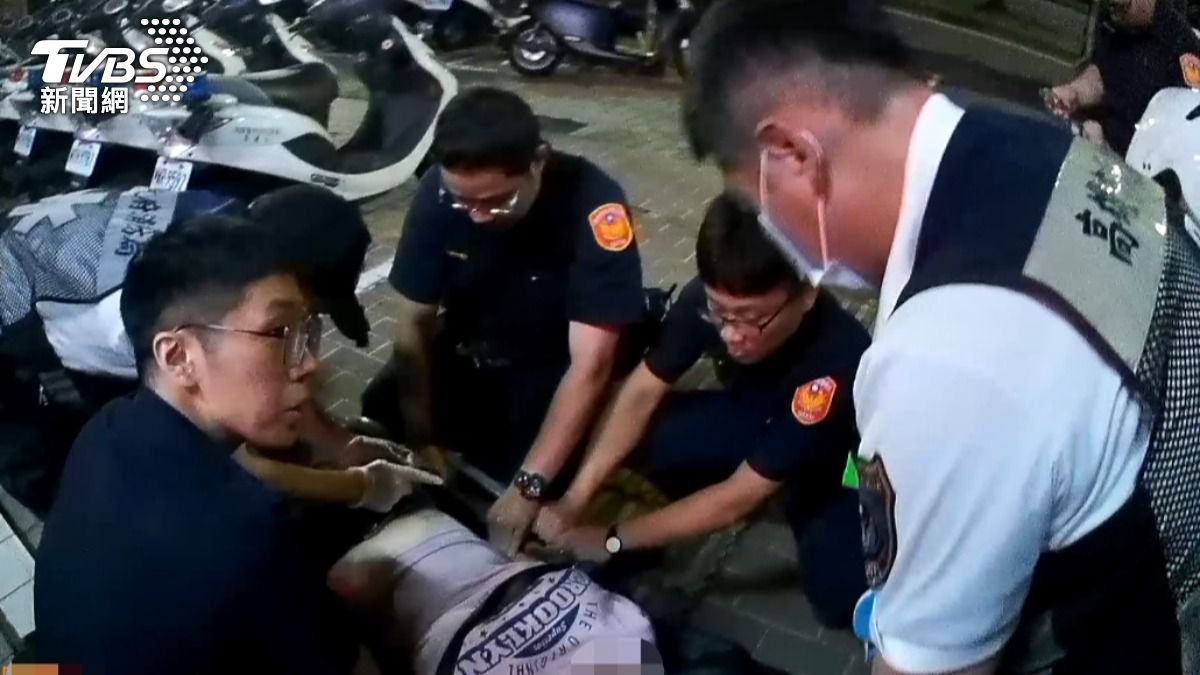 高雄女凌晨跑外送突「抽搐吐白沫」　派出所前倒地警急救命