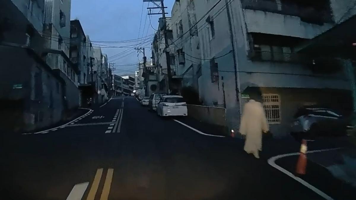 網友清晨5點撞見「白袍無頭人」當街飄蕩　超驚悚畫面曝光！