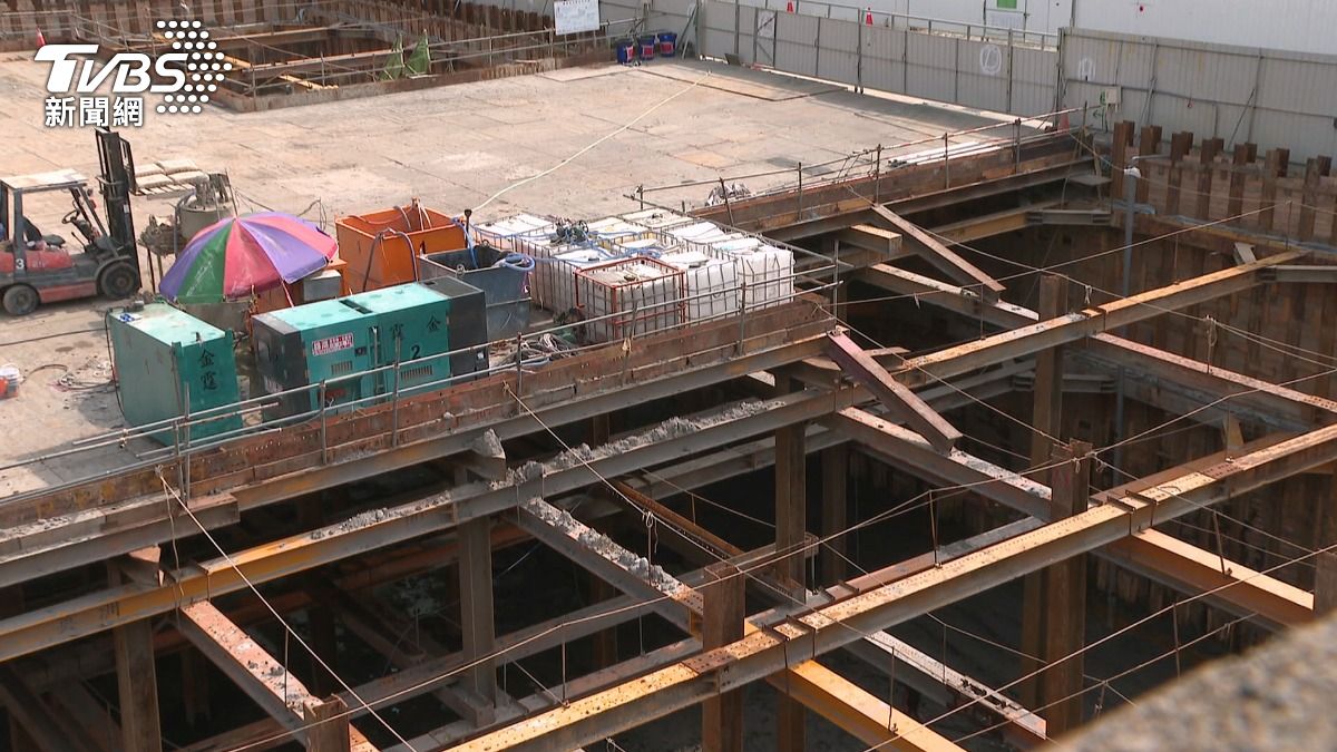 建商兩度被控出包！住戶控曾釀路塌 回收車陷馬路