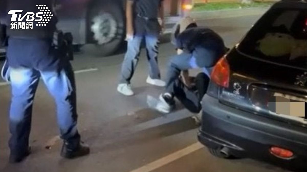闖紅燈又咬警察！　女騎士被壓制　街頭慘叫