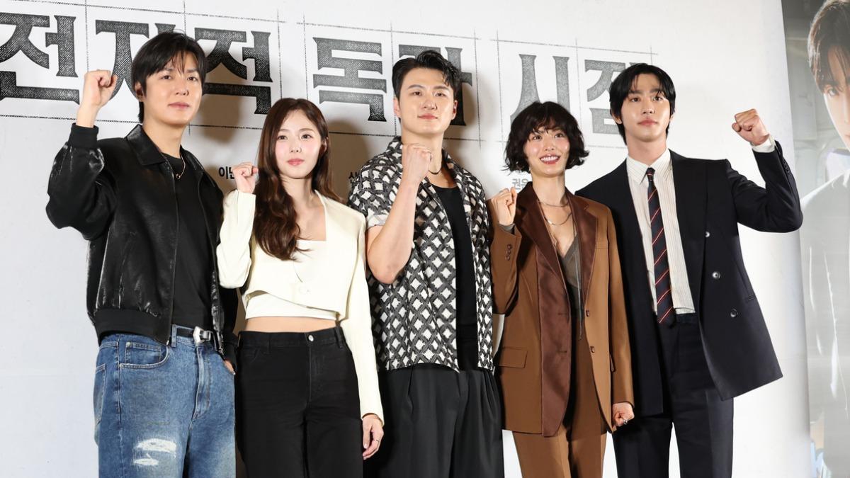《全知讀者視角》主演群左起為李敏鎬、蔡秀彬、申承浩、NANA與安孝燮。（圖／news1提供）