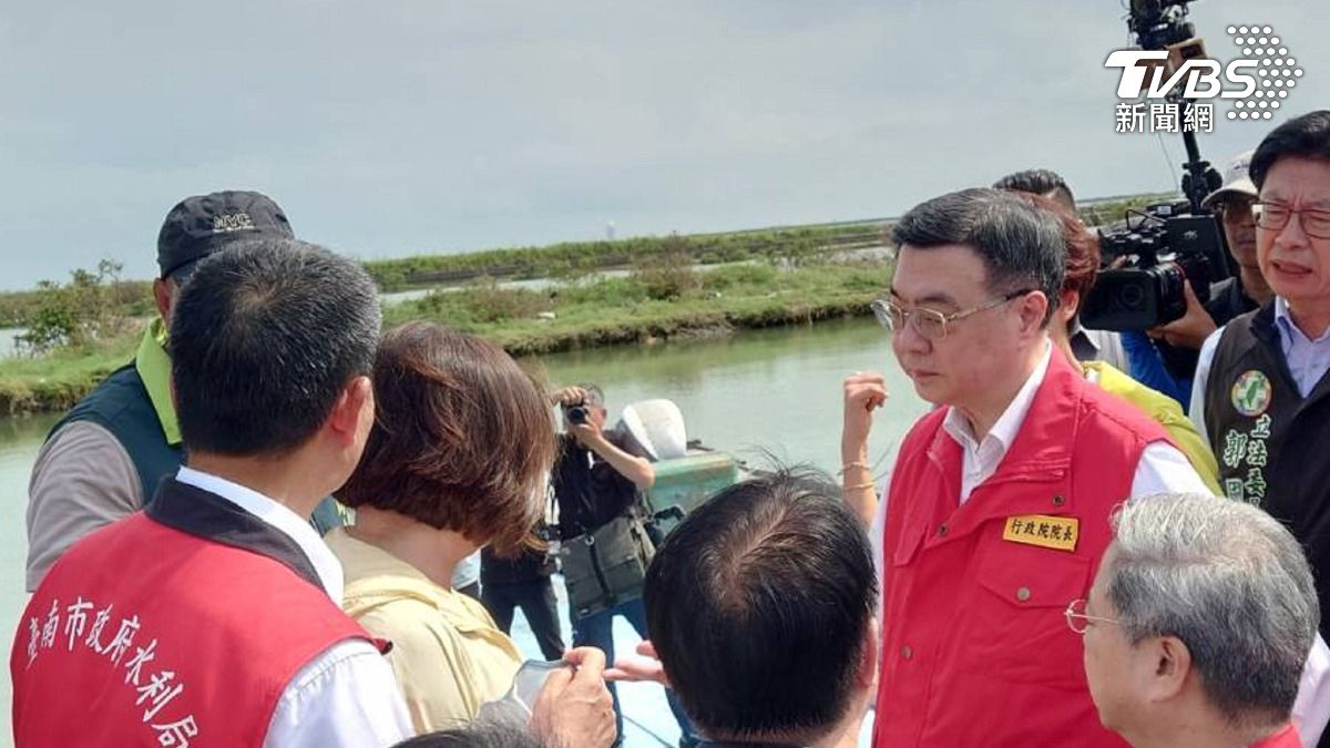 行政院長卓榮泰（前右）15日下午到台南市將軍區視察漁船筏災損情形。（圖／中央社）