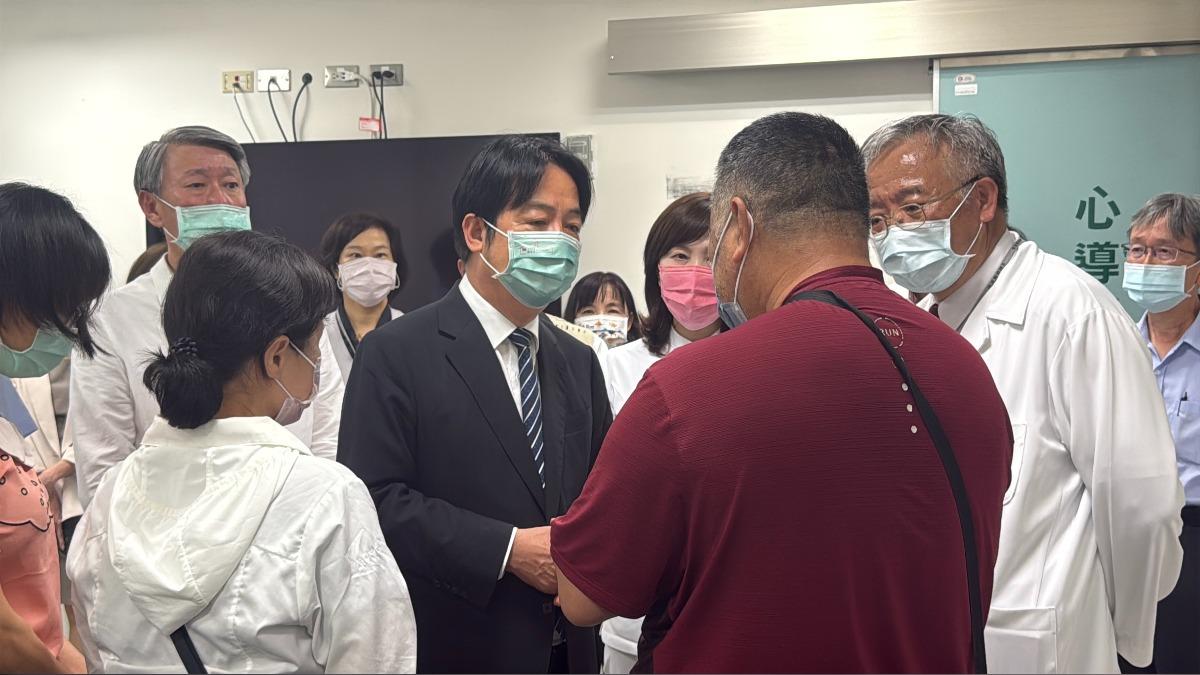 總統賴清德前往台南探視受傷台電員工，並慰問家屬。（圖／總統府提供）