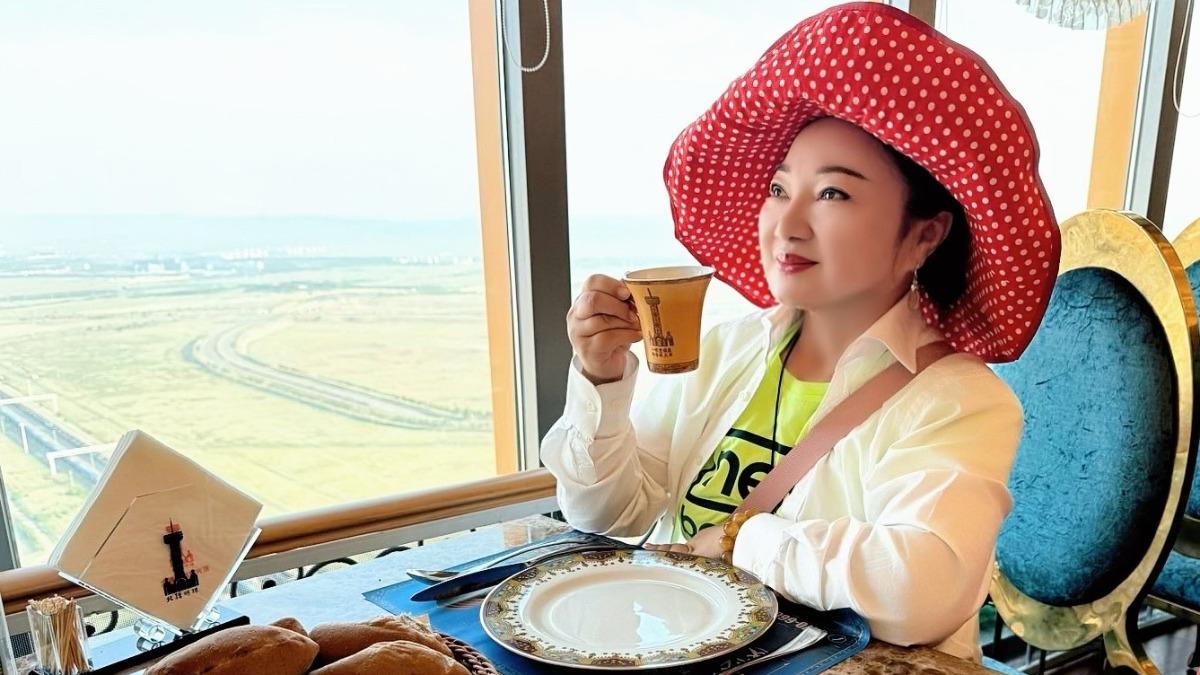 白冰冰前進內蒙古圓夢，在林都號上享用美食。（圖／長興影視提供)