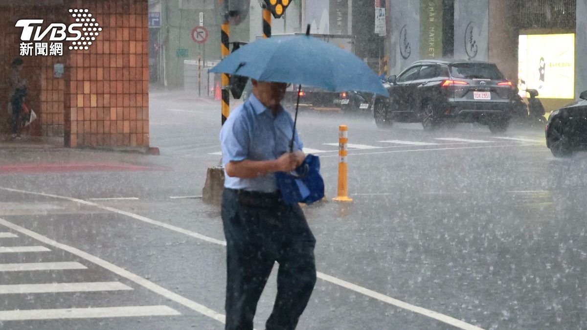 明天天氣/鋒面移動!東部「嚴防強降雨」 週末高溫飆32度