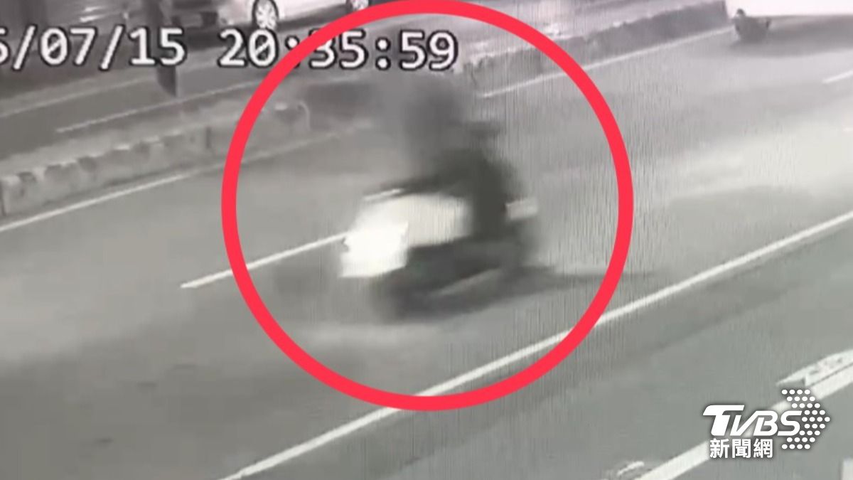 鳳梨開車遭到歹徒尾隨開了12槍。（圖／TVBS）