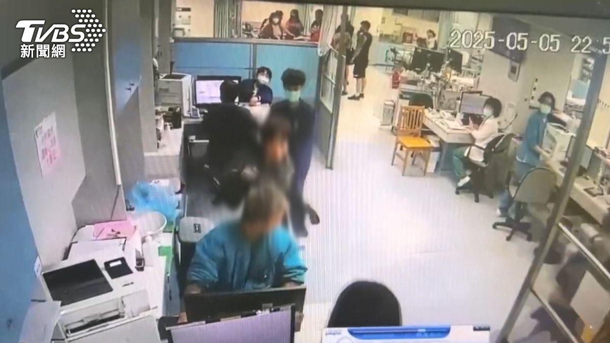 持剪刀襲醫！護理師「瞬間飛撲」制伏　驚險畫面全都錄