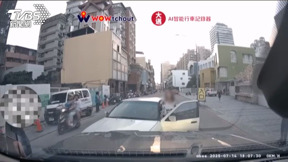 新車才上路2週慘遭撞！白車「逆向直球對決」　皮卡男崩潰了