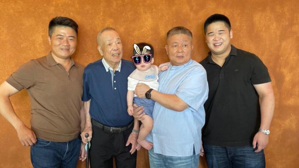 顏清標的父親顏懷(左二)證實今天下午辭世,4年前顏寬恒還PO出五代同堂照。(圖/顏寬恒臉書) 顏清標的父親顏懷(左二)證實今天下午辭世,4年前顏寬恒還PO出五代同堂照。(圖/顏寬恒臉書)