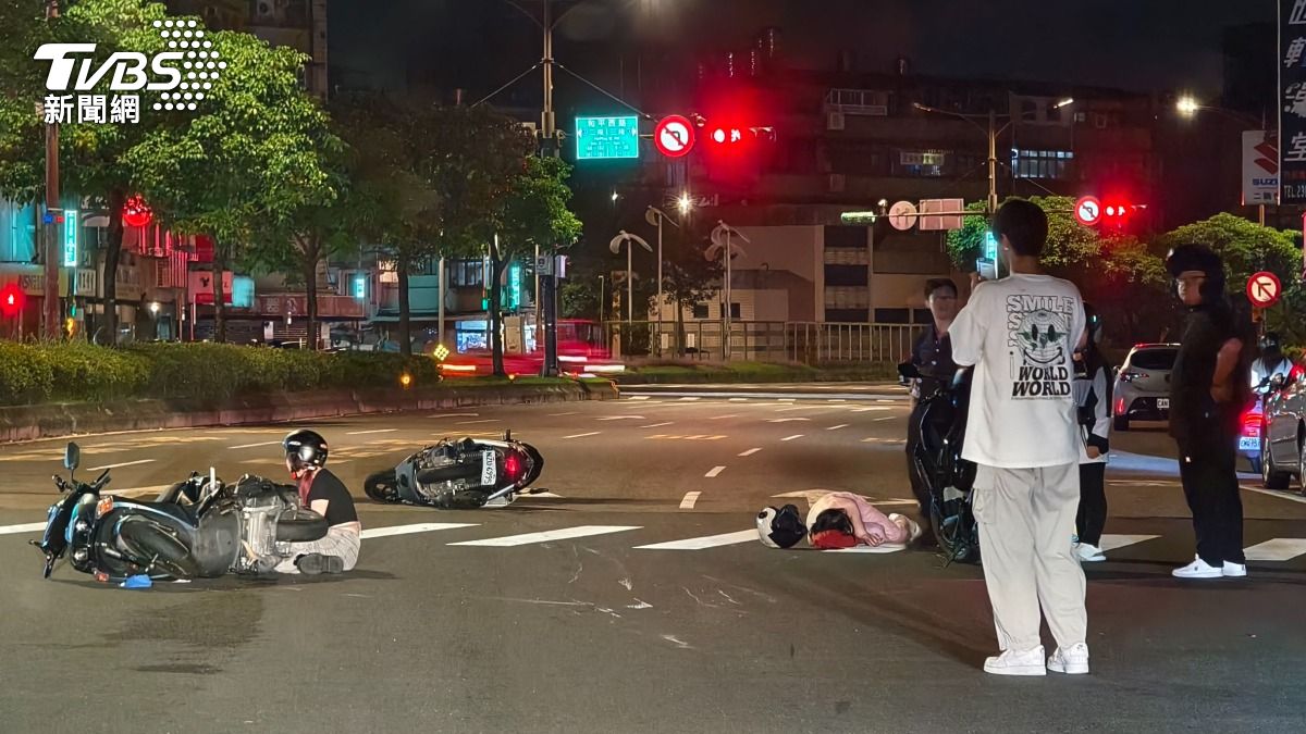 警方初步調查指出，事故原因疑為前車變換車道不當，後車閃避不及，釀成碰撞。（圖／TVBS）