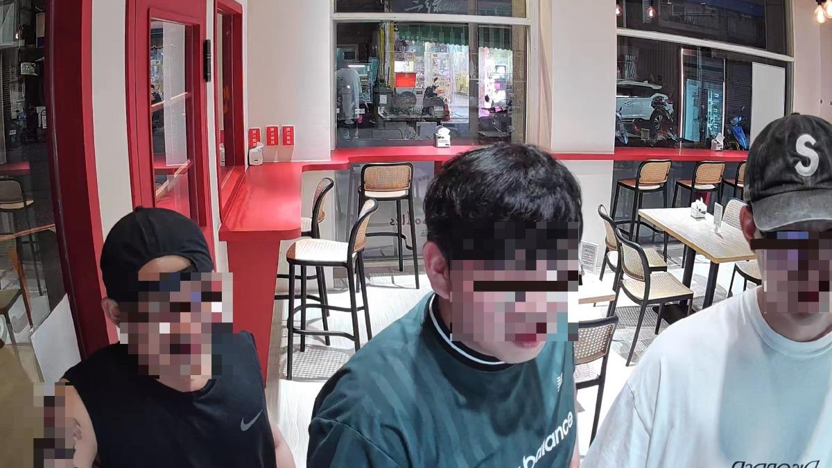 3男竊盜過程全被拍下。(圖/翻攝臉書Let‘s Noodles 24hr自助泡麵店) 3男竊盜過程全被拍下。(圖/翻攝臉書Let‘s Noodles 24hr自助泡麵店)