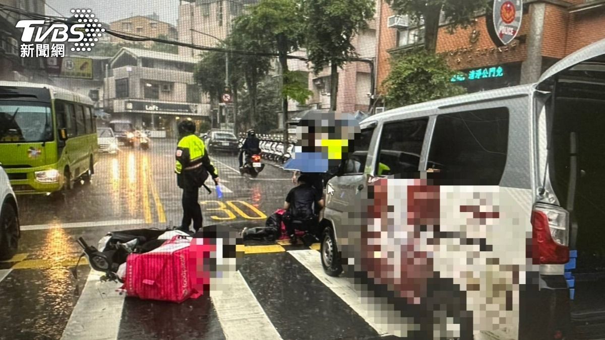 外送機車與汽車對撞，外送員當場重摔。（圖／TVBS）