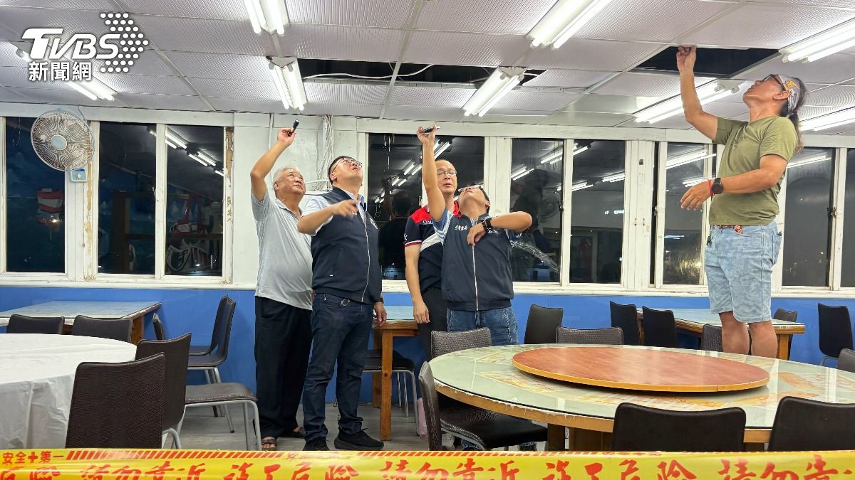 天花板突崩塌！竹圍漁港餐廳「整片掉落」　霸氣老闆宣布全場免單