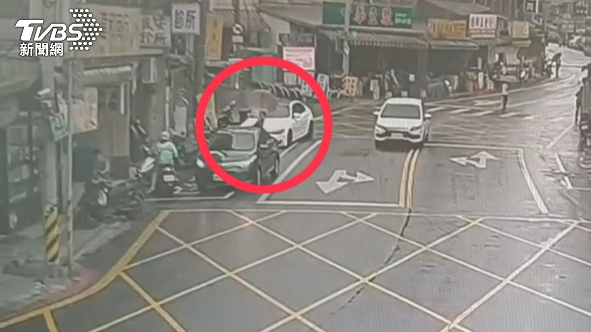 基隆26歲駕駛毒駕撞倒機車騎士肇逃後，又撞倒路邊1名行人。（圖／TVBS）