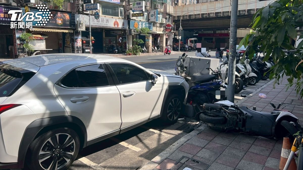 轎車失控撞擊變電箱，導致鄰近43戶停電。（圖／TVBS）