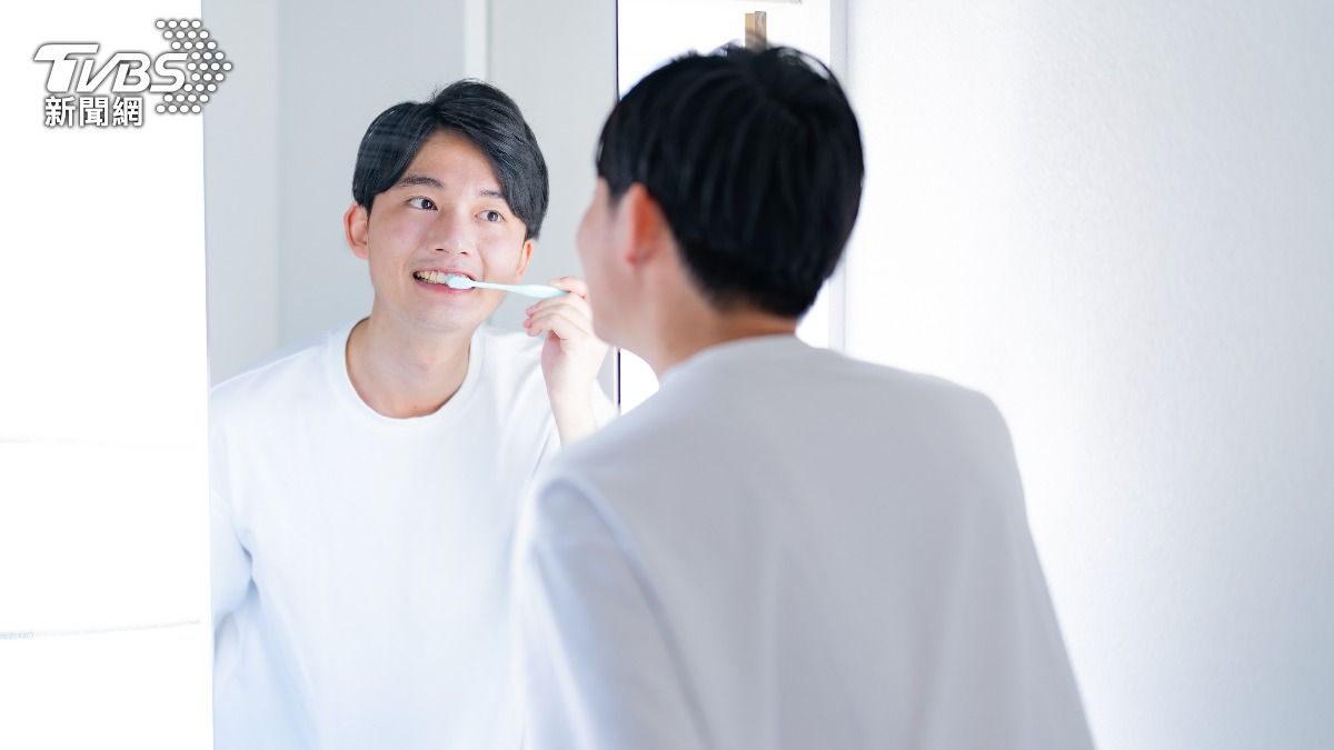 刷牙護腦！牙齦出血恐是失智症前兆　醫曝3招守護口腔健康