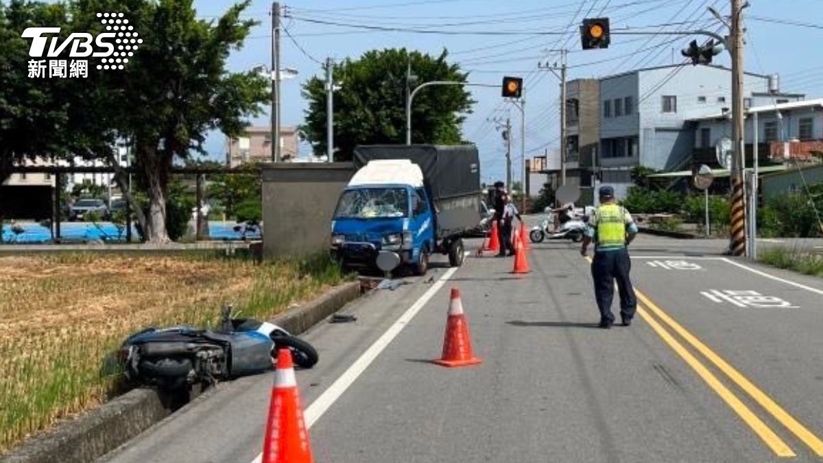 閃光路口未停讓？女騎士撞上小貨車　噴飛「一秒到田中」