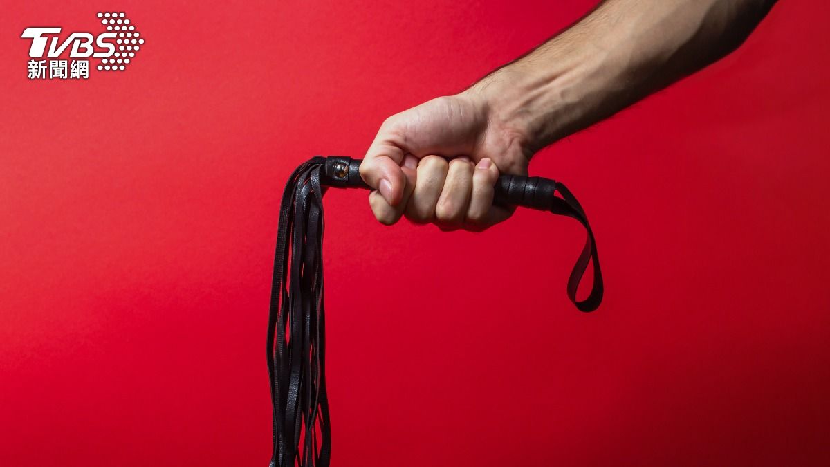 慎入！印尼情侶「上床不倫戀」遭鞭刑20下，皮開肉綻傷勢太嚇人。（示意圖／達志影像shutterstock）