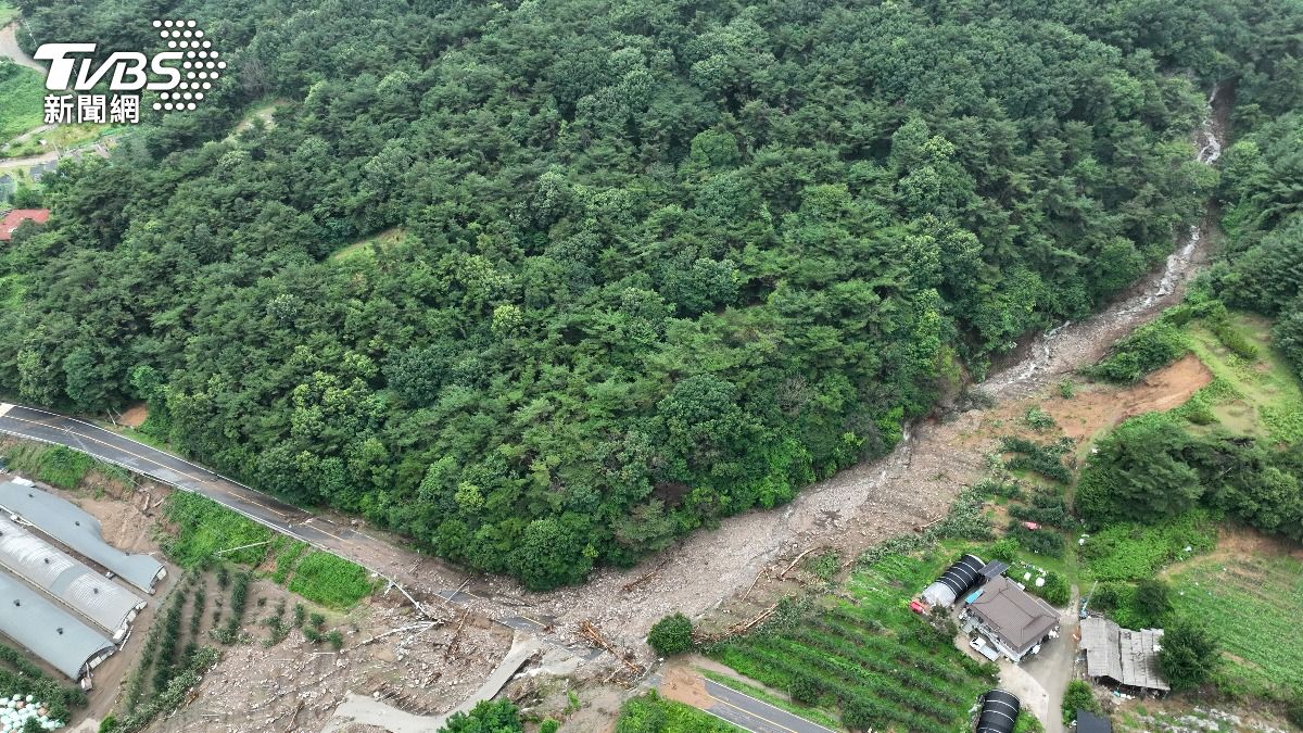 如天空破洞！　南韓降極限暴雨　高架擋土牆秒塌「活埋轎車」