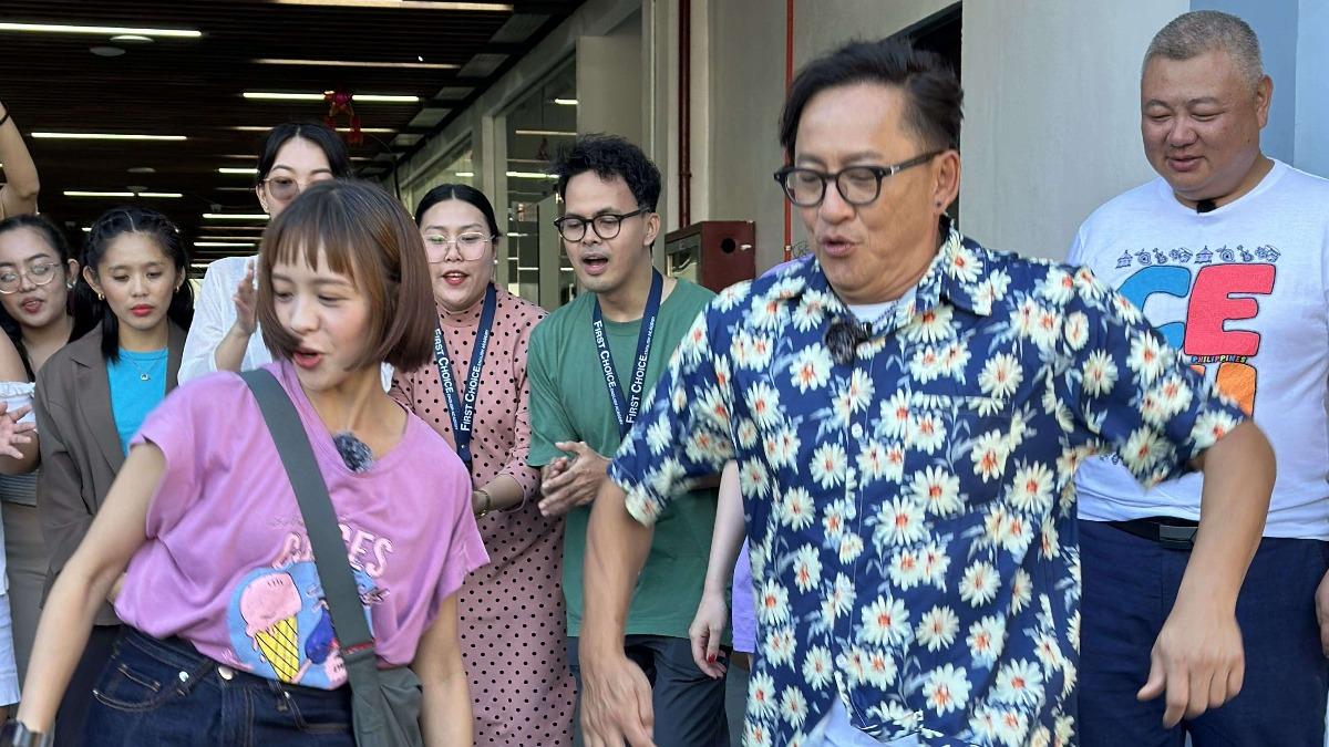黃姵嘉（前左起）與詹姆士一起學習當時最夯的滑步舞。（圖／公視台語台提供）
