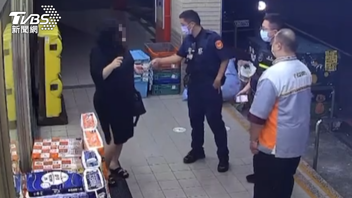 陳女當場被查獲。（圖／TVBS）